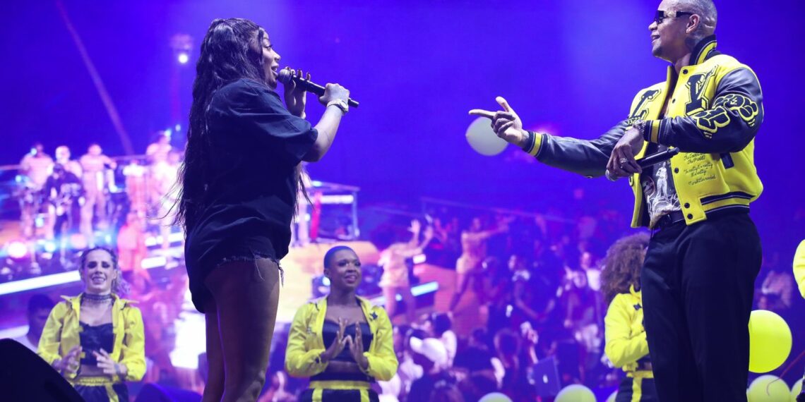 Léo Santana e Ludmilla juntos no palco do Salvador Fest