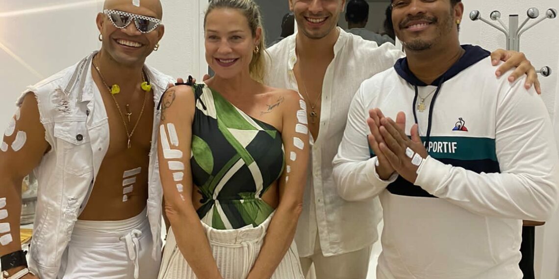 Luana Piovani curte show da Timbalada em Portugal