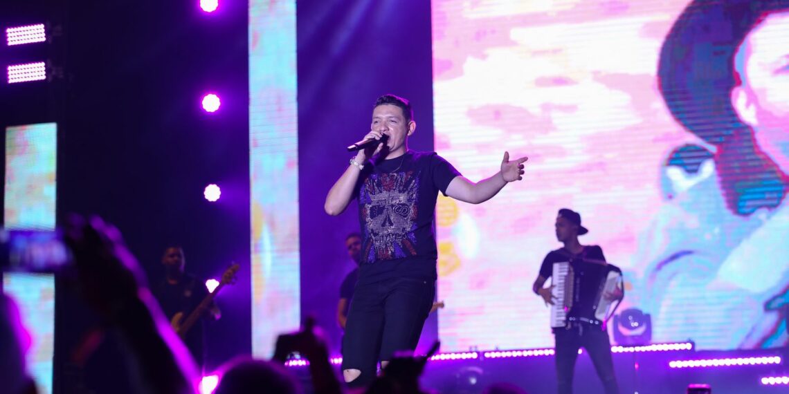 Marcynho Sensação abre show no Pizro em Salvador