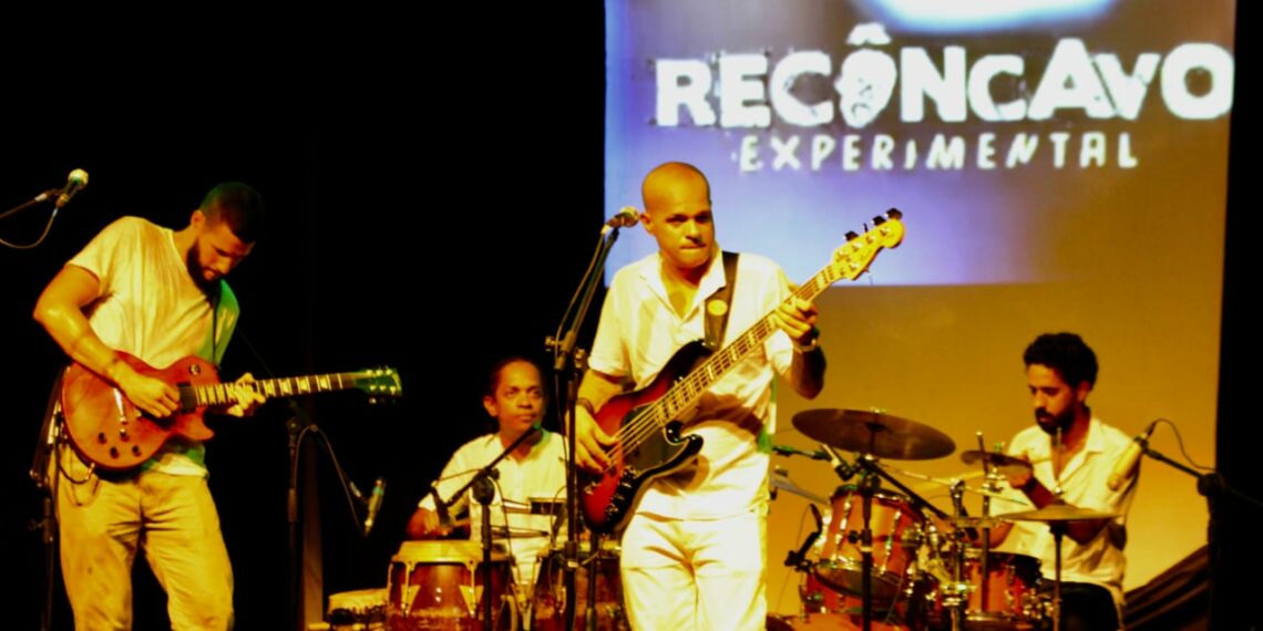 Grupo baiano reverencia as matrizes ancestrais em seu show