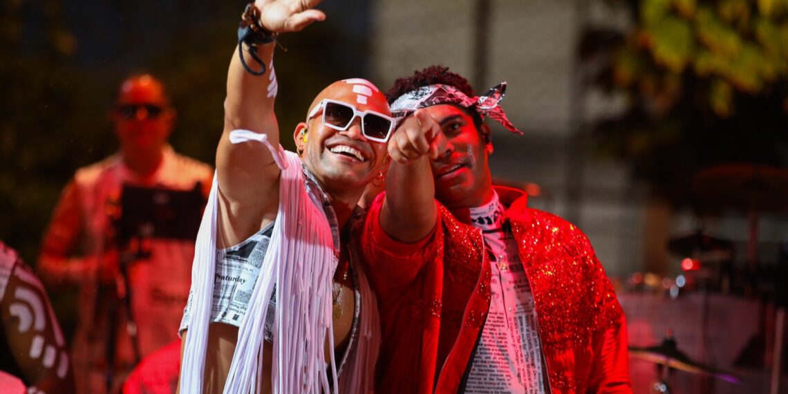 Timbalada se apresenta com figurino especial de aniversário