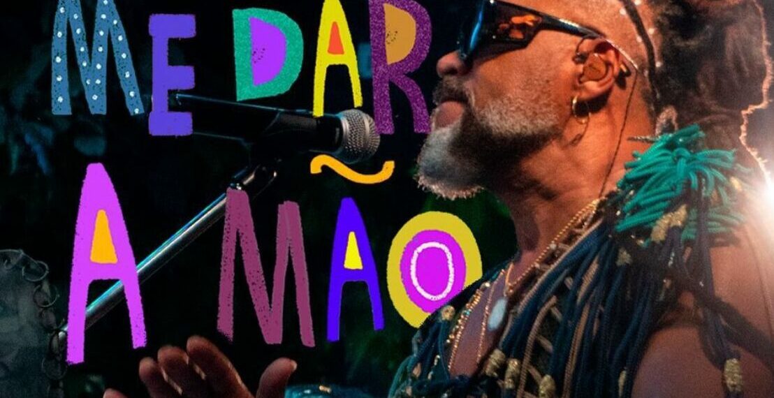 Collab: Carlinhos Brown e Papel Craft lançam coleção inspirada no estilo do cantor