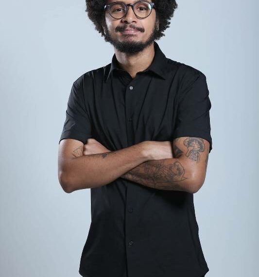 João Pimenta ganha destaque no humor e concorre ao ‘Baianos do Ano’