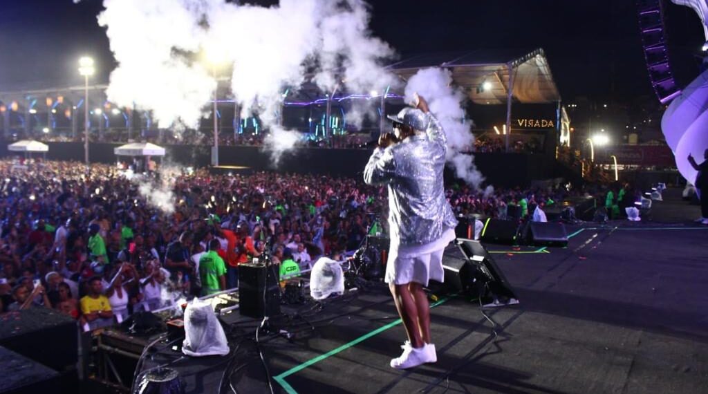 Márcio Victor agita terceira noite do Festival Virada Salvador com visual platinado