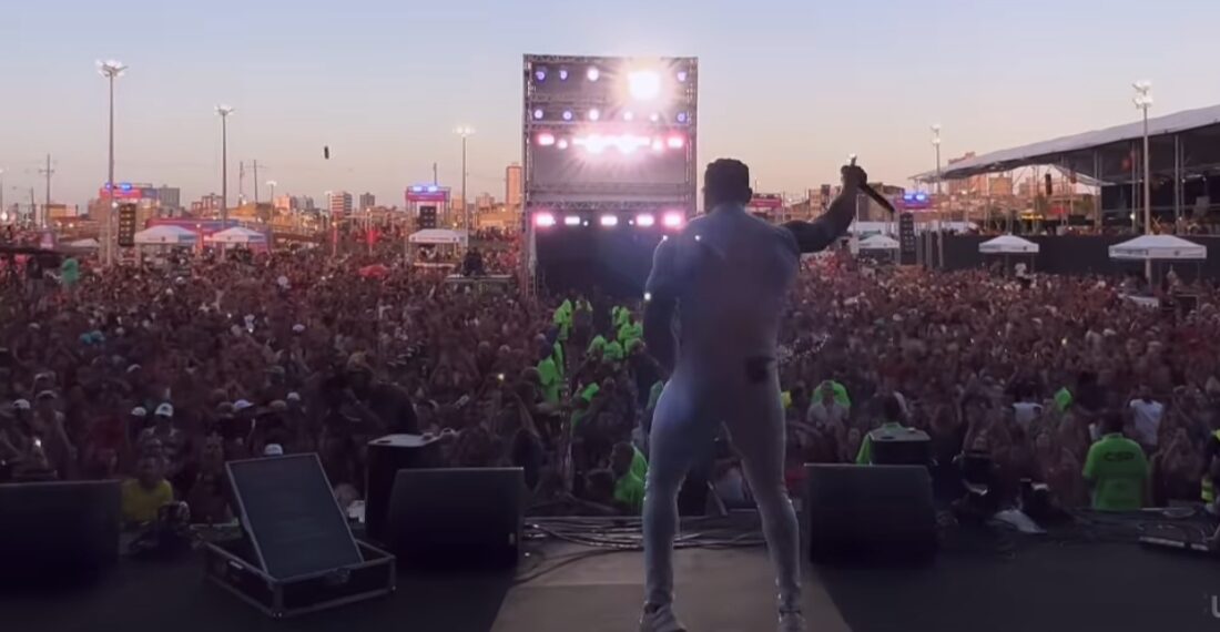 Tony Salles faz performance de música inédita durante show no Festival Virada Salvador