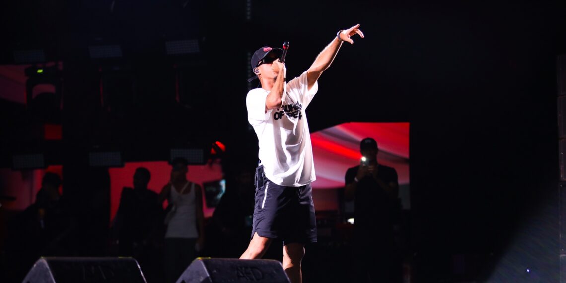 Fenômeno do rap: L7nnon abre a segunda edição do Baile da Santinha 2023