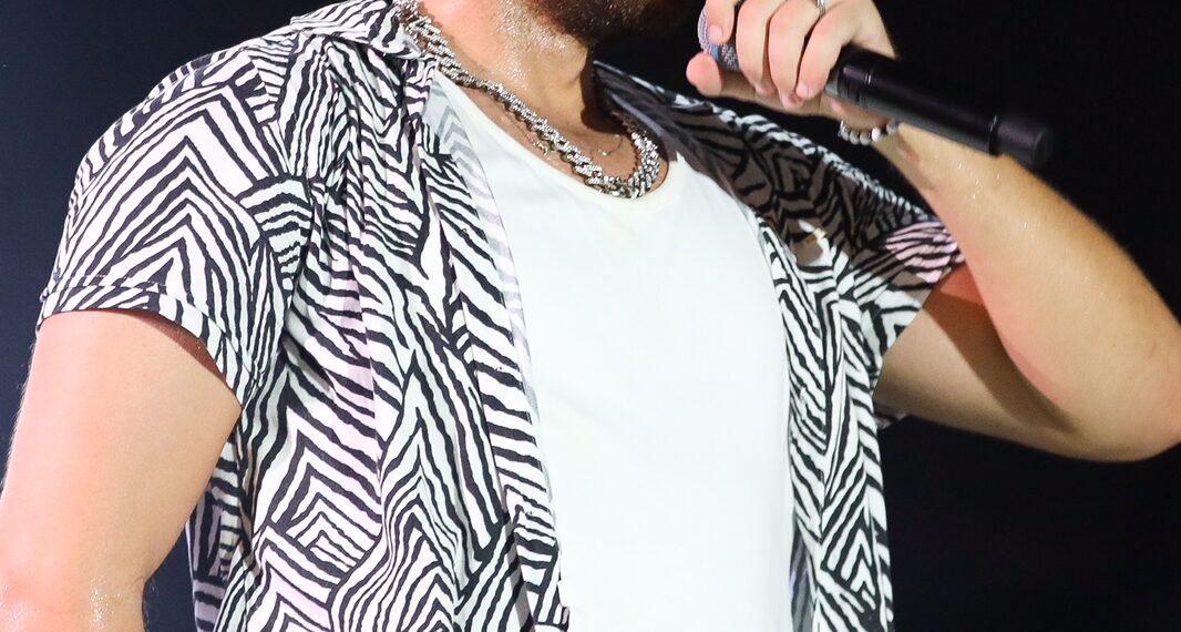 Léo Santana receitou uma dose de Gustavo Mioto no Baile da Santinha