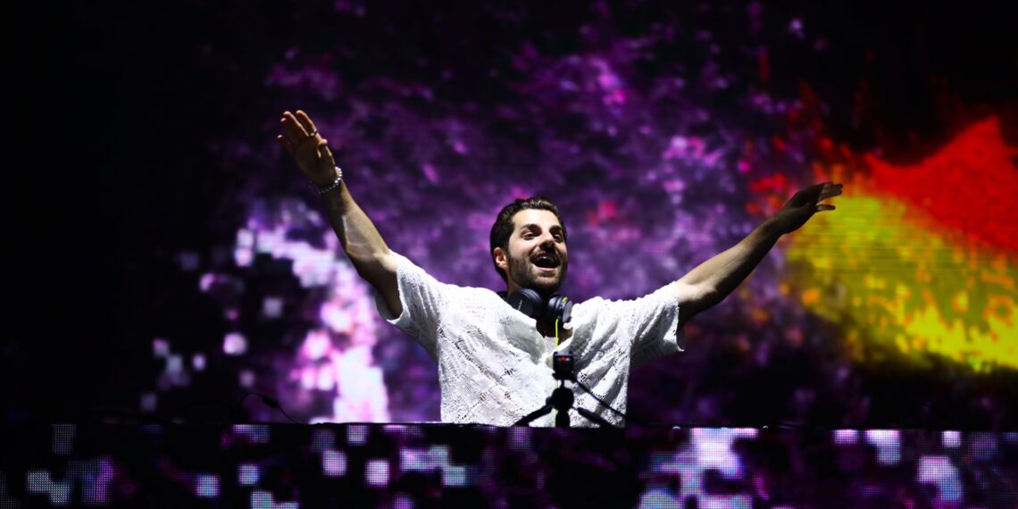 Dj Alok comanda o palco do Baile da Santinha com show eletrizante