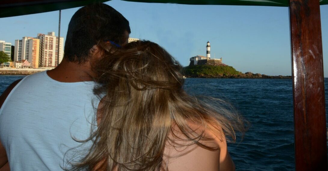 Projeto Barco do Samba proporciona música em alto mar com o Grupo Aquela do Samba e convidados