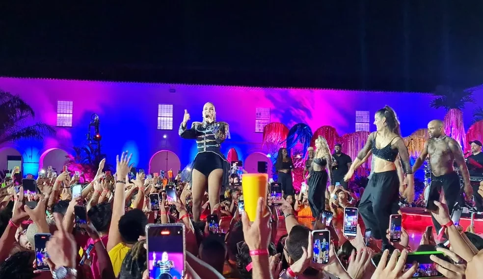 Ivete Sangalo faz gravação de EP em show exclusivo para fãs e convidados