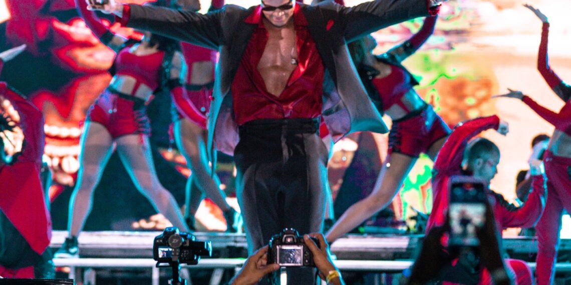 Léo Santana amanhece o dia com show no Baile da Santinha em Salvador