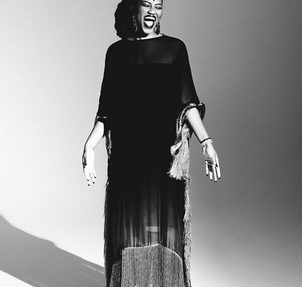 Incomparável voz da baiana Leudji Luna toma conta da Estação de metrô Imbuí