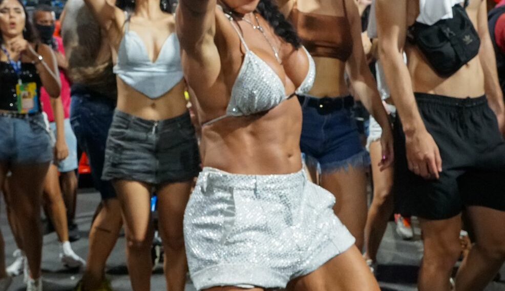 Acompanhando a folia, Scheila Carvalho desce do trio e curte pipoca do Parangolé