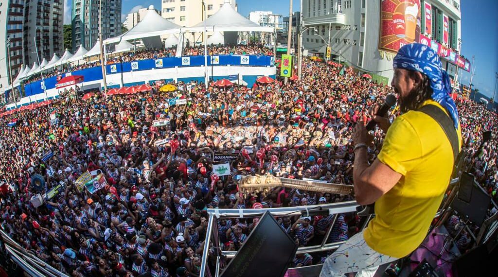 Clássico do axé, o tradicional Bloco Camaleão balança o Barra ao som de Bell Marques
