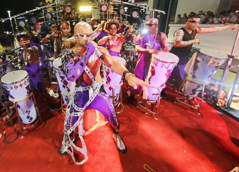 Timbalada leva Projeto Ancestrais para desfile durante a folia momesca no Circuito Dodô