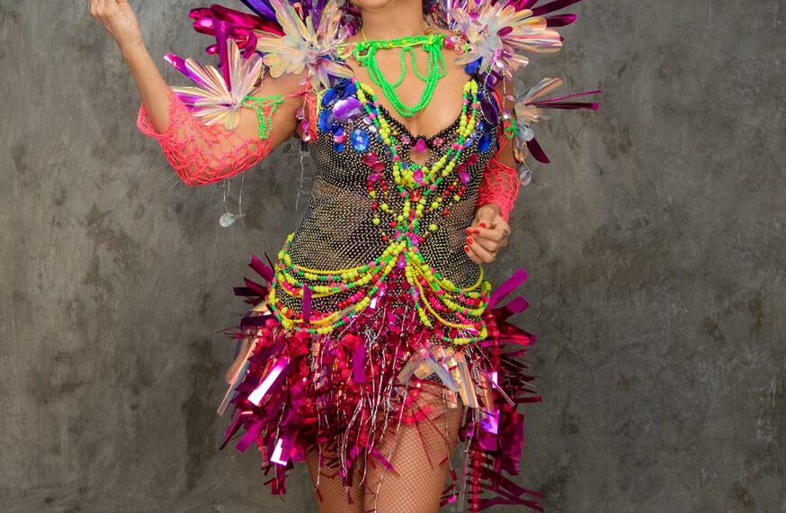 Daniela Mercury levanta bandeiras através de look usado durante o  Carnaval de Salvador 2023