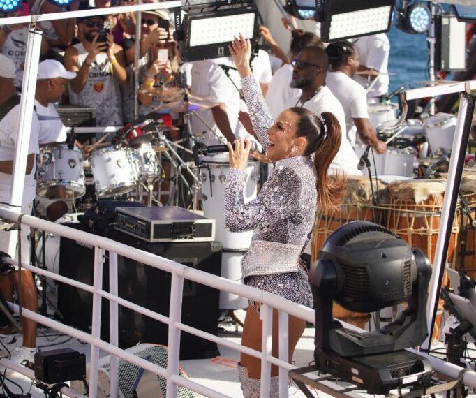Ivete Sangalo prestigia Léo Santana durante a folia e canta ‘Zona de Perigo’