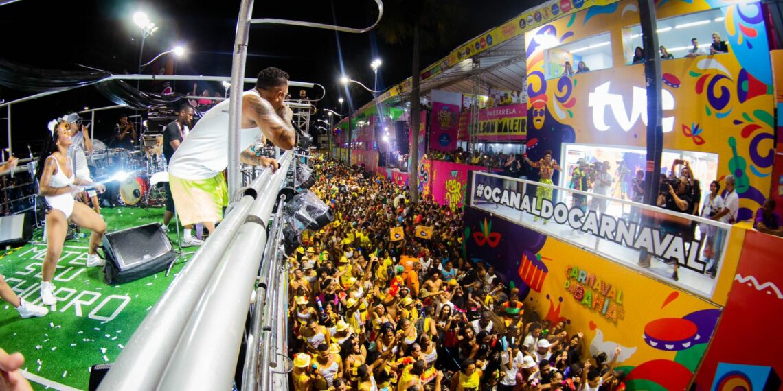 La Fúria embala Bloco As Kuviteiras durante passagem no circuito do Campo Grande