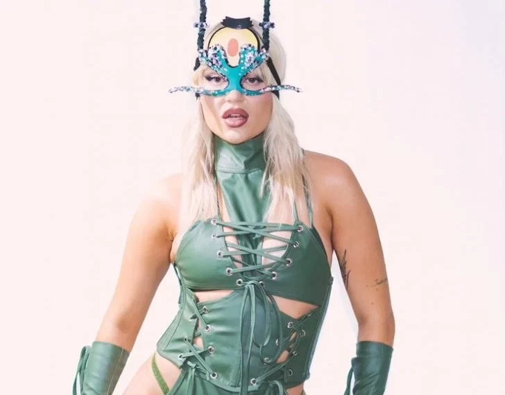 Luísa Sonza causa impacto durante a abertura folia baiana ao se apresentar com fantasia inusitada