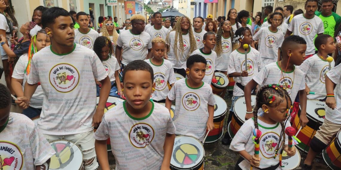 Sem cordas, Bloco Olodum Mirim invade as ruas do Pelourinho dando um show de alegria