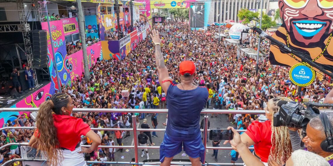 Tony Salles comanda trio sem cordas e faz a festa no chão com a pipoca no Campo Grande