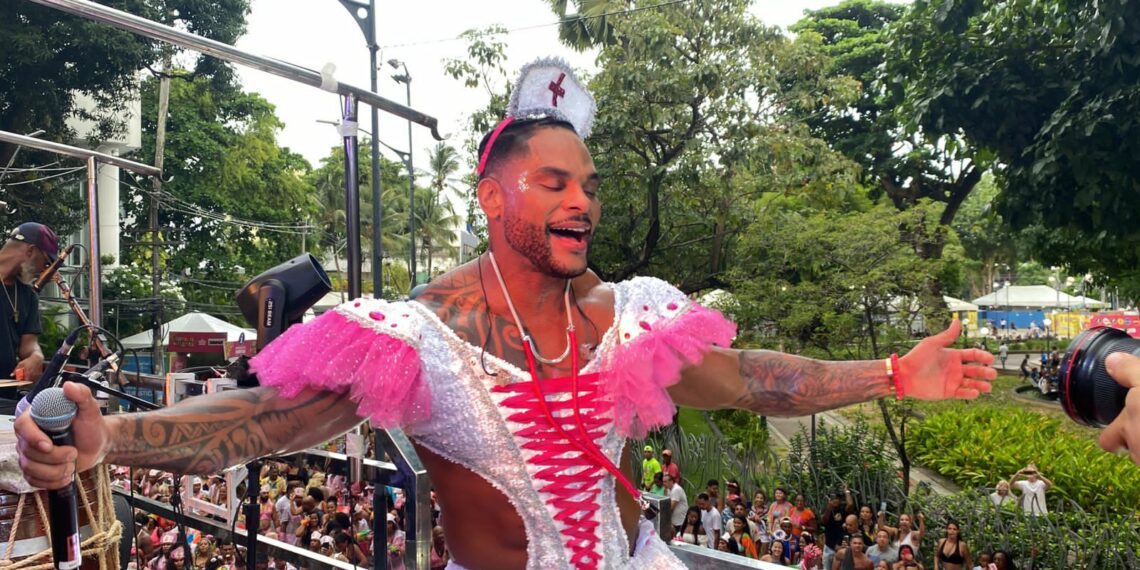 Parangolé comanda Bloco As Muquiranas em um dos dias mais esperados do Carnaval de Salvador