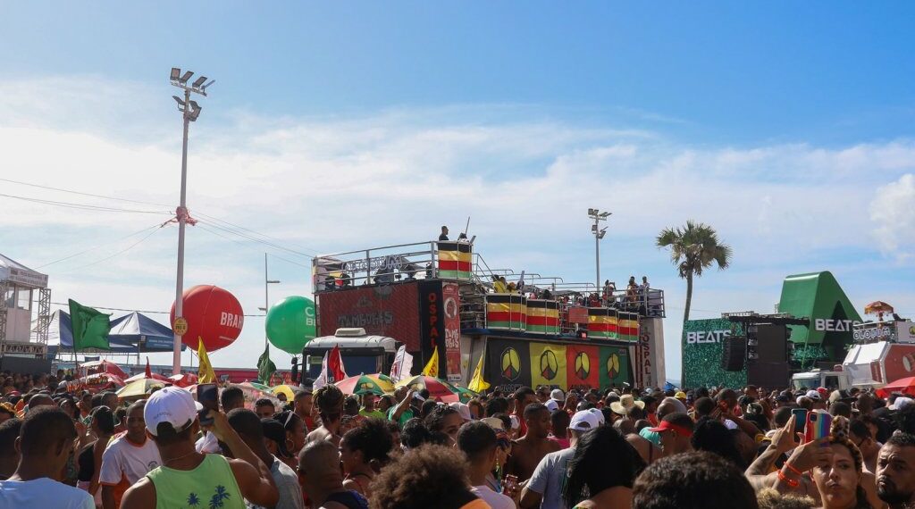 Bloco Olodum exalta a cultura negra durante passagem no Carnaval de Salvador