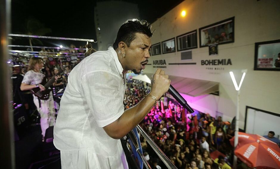 Pela primeira vez no Carnaval de Salvador, Xamã puxa trio elétrico e recebe convidados de peso