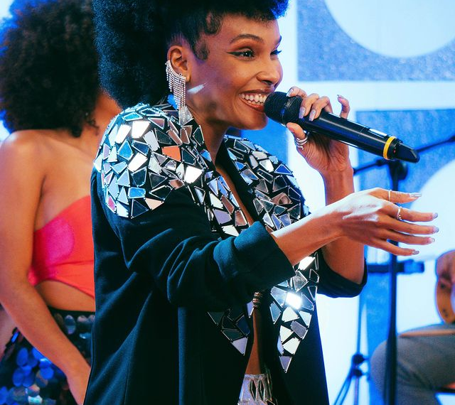 Com apresentação gratuita, Mila Santana faz show em cidade natal