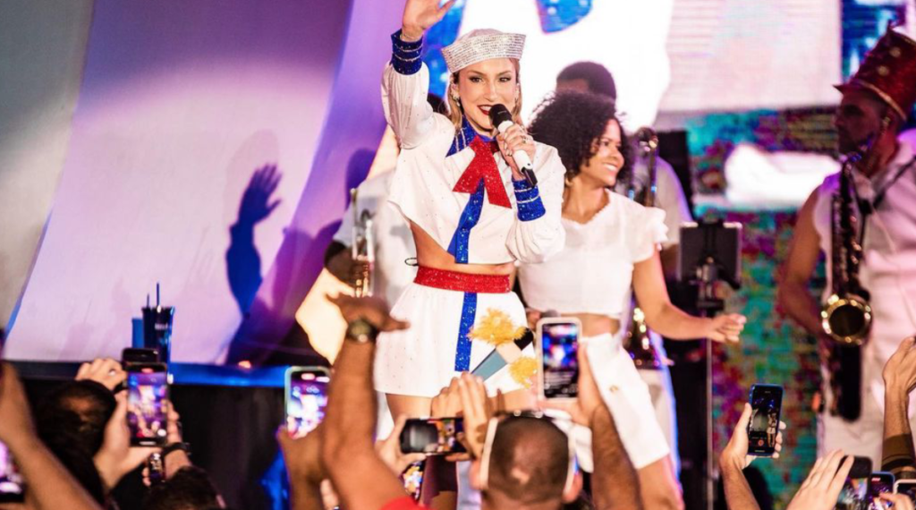 Vestida de marinheira, Claudia Leitte faz show em navio da Xuxa
