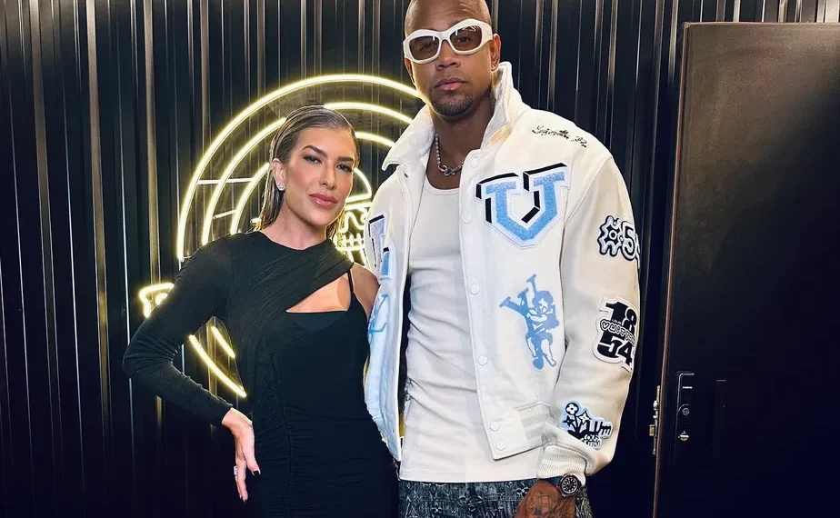 Léo Santana aparece com jaqueta da Louis Vuitton off-white avaliada em R$ 65 mil