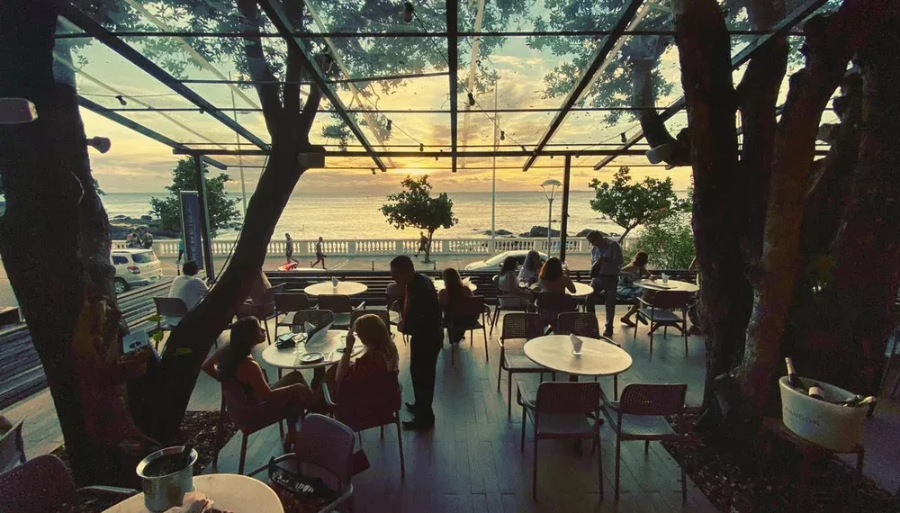 Restaurante Pereira promove happy hour com DJs para se despedir do verão