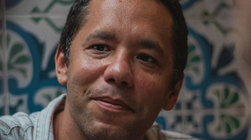 Escritor baiano Itamar Vieira Junior lança “Salvar o Fogo”, livro derivado de “Torto Arado”