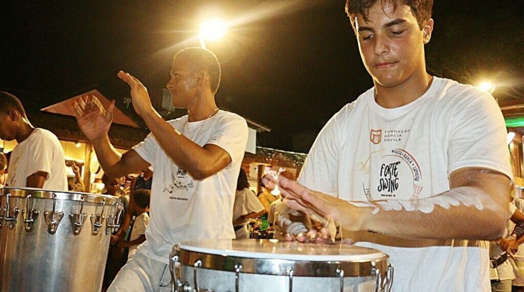 Marcelo Sangalo participa de projeto social durante apresentação em Praia do Forte
