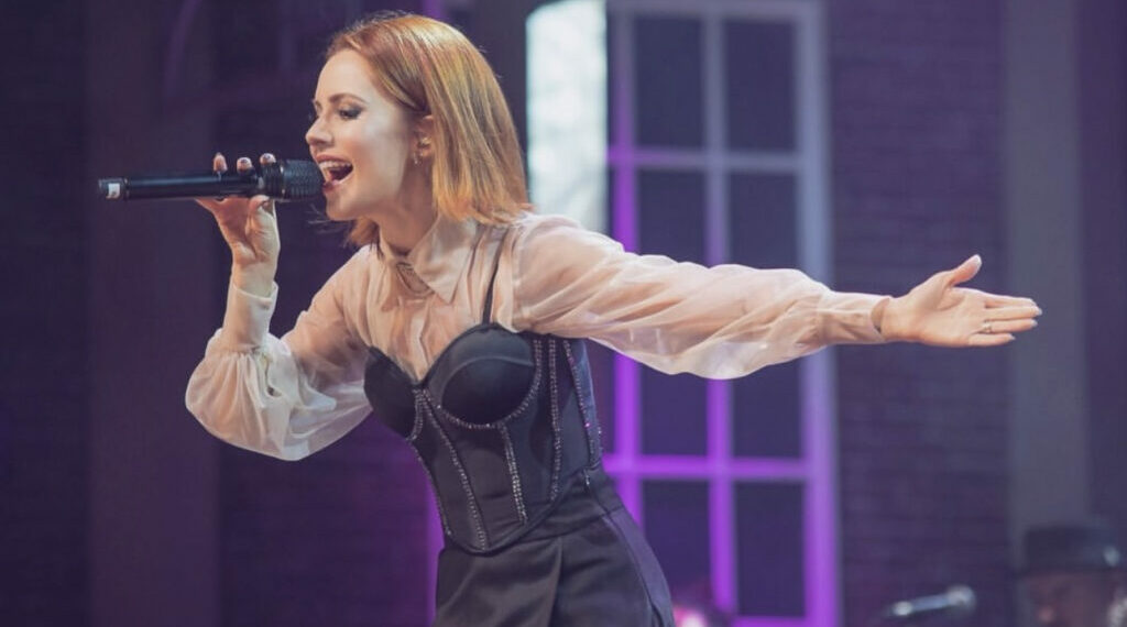 Sandy anuncia nova turnê com show de estreia em Salvador