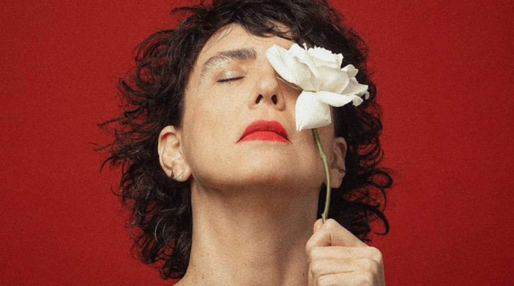 Ingressos para show de Adriana Calcanhotto começam a ser vendidos
