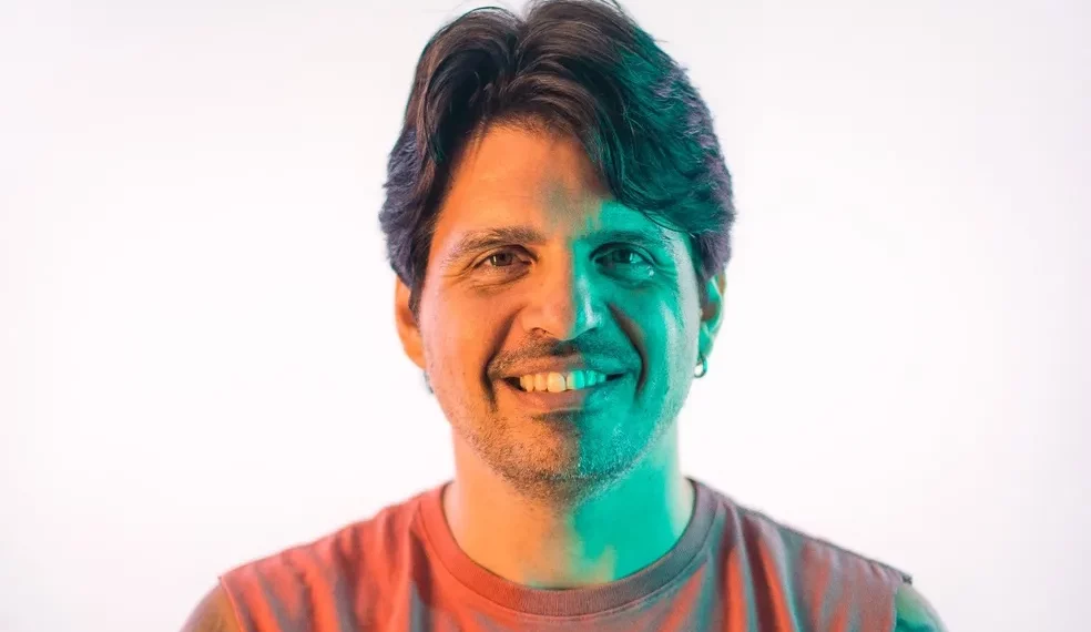 Ex vocalista do LS Jack anuncia nova turnê 20 anos após cirurgia malsucedida