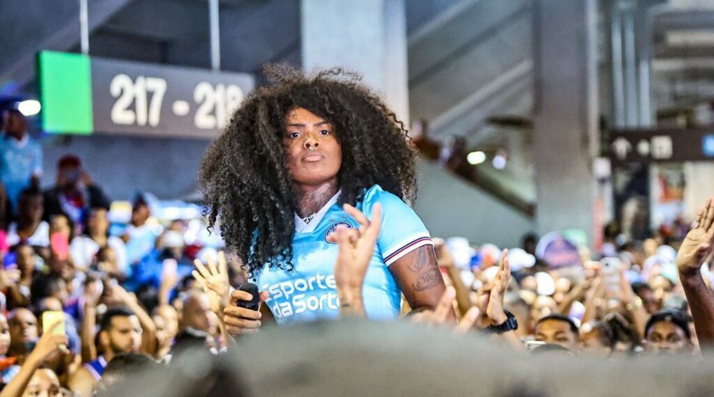 A Dama agita multidão na Arena Fonte Nova em jogo do Bahia