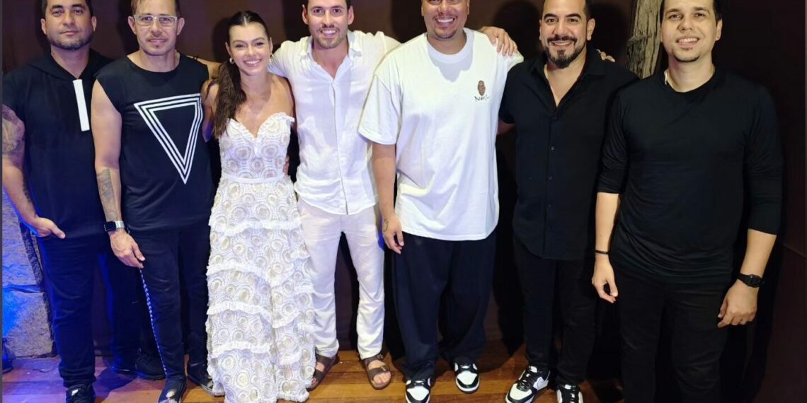 Sorriso Maroto emociona noivo ao tocar em casamento de surpresa; confira vídeo