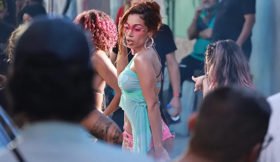 Anitta agita o Rio de Janeiro com gravação de novo clipe