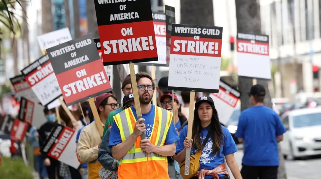Greve de roteiristas de Hollywood interrompe produção de mais uma série