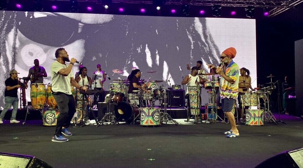 Carlinhos Brown recebe Alexandre Guedes, Patrícia e Amanda em show no Panamá