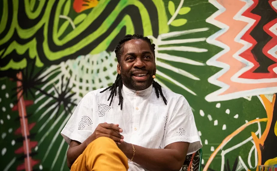 Lázaro Ramos anuncia lançamento do seu musical com participação de Iza