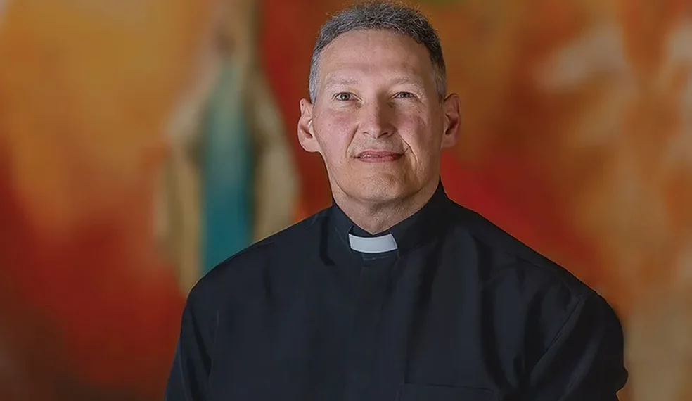 Padre Marcelo Rossi realiza tarde de autógrafos em Salvador