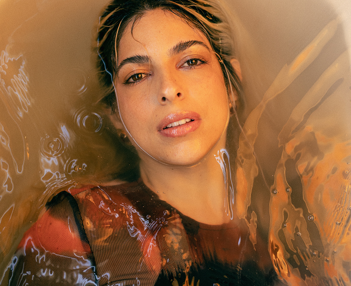 Illy lança versão acústica de “Quente e Colorido”