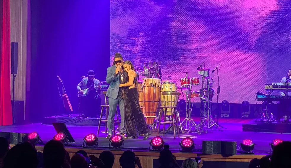 Show de Carlinhos Brown com Clara Buarque marca reabertura do Teatro SESC Casa do Comércio