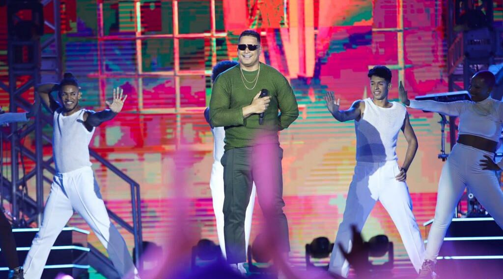 Renascendo para uma nova fase, Xanddy Harmonia grava projeto na orla da Boca do Rio