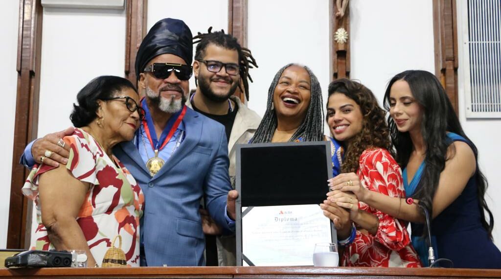 Cerimônia concede maior honraria do legislativo ao baiano Carlinhos Brown
