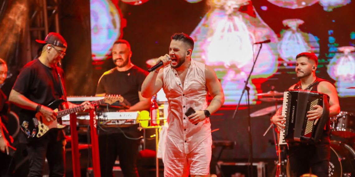 Dan Valente comemora sucesso de turnê junina