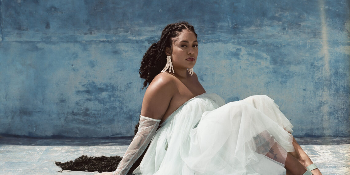 Contando sua história com a cidade de Salvador, Iuna Falcão lança single ‘Silêncio’